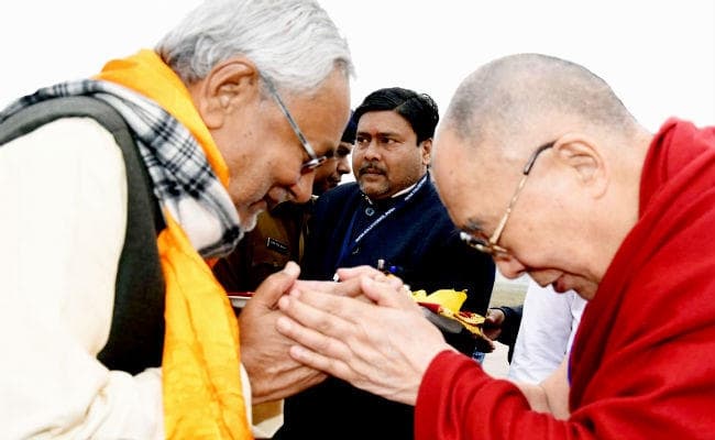 मुख्यमंत्री नीतीश कुमार ने दलाई लामा को पटना हवाई अड्डे पर दी विदाई