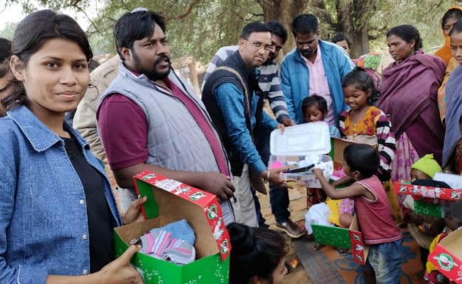 विलुप्त प्राय कोरवा जनजाति के बच्चों को खेल सामग्री मिली तो चेहरे खिल उठे