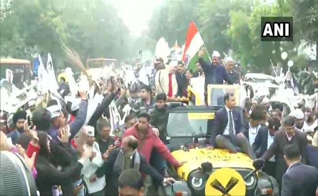 नामांकन दाखिल करने से पहले केजरीवाल ने की वाल्मीकि मंदिर में पूजा, रैली शुरू