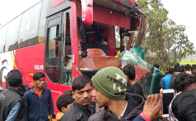 दिल्ली से मुजफ्फरपुर जा रही बस ने सीवान से आ रही बस में मारी टक्कर, 21 यात्री घायल