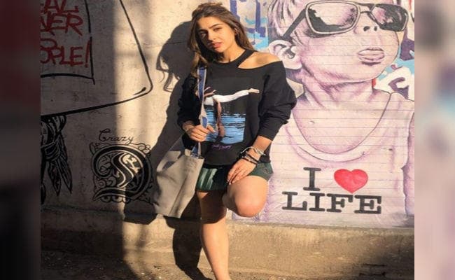 PHOTO: वॉल पेटिंग के सामने पोज देती नजर आईं सारा, दिखा कूल अंदाज