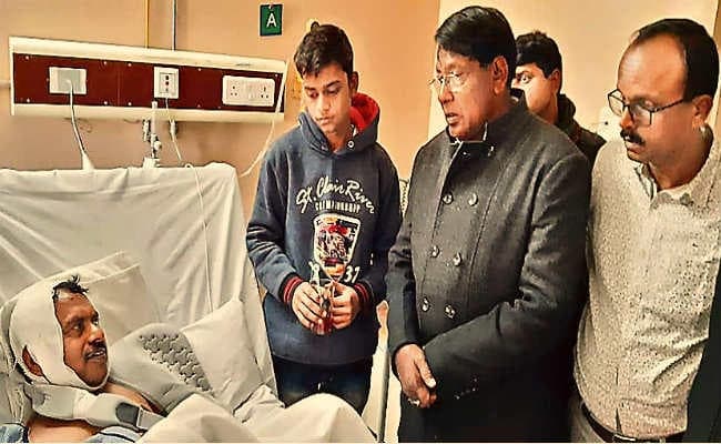 घायलों से मिले मंत्री, बेहतर इलाज का निर्देश