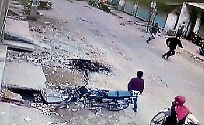 व्यवसायी को दिनदहाड़े लूटा, फायरिंग की, दो गिरफ्तार