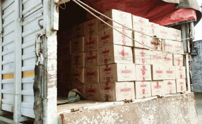झारखंड से लाकर औरंगाबाद में उतारी जा रही थी लाखों रुपये की शराब, तभी...