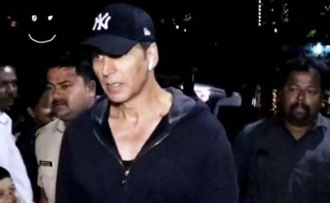 अक्षय कुमार ने फोटोग्राफर्स के साथ किया ऐसा प्रैंक, आप भी देखें Video