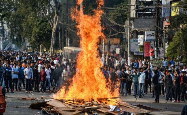 दो गुटों में झड़प, बम फेंके फायरिंग की, दो की मौत