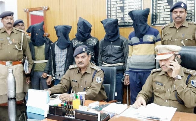 औरंगाबाद में लूट की योजना बना रहे पांच अपराधी गिरफ्तार, लूट के दो वाहन बरामद