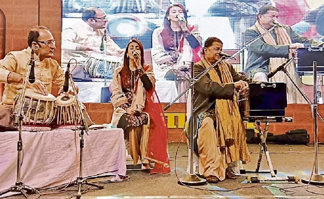 औरंगाबाद सदर : सूर्य महोत्सव में अनूप जलोटा ने बांधा समां