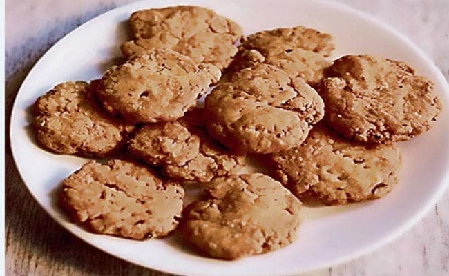 ऐसे बनाएं सिंघारा अजवायन मठरी, थाइरॉयड और घेंघा रोगियों के लिए फायदेमंद