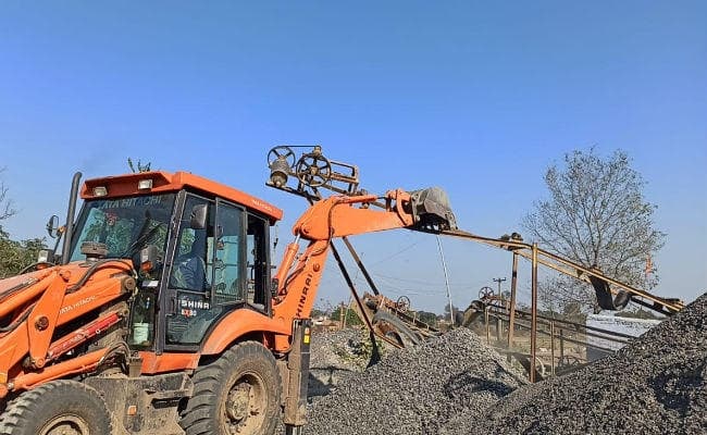 डोमचांच : गैर मजरूआ भूमि पर संचालित सात क्रशर इकाइयों को प्रशासन ने किया ध्वस्त