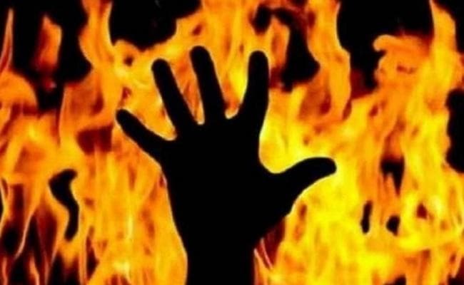 नशे की हालत में पत्नी के शरीर पर किरासन तेल छिड़क कर आग लगा दिया और फिर...