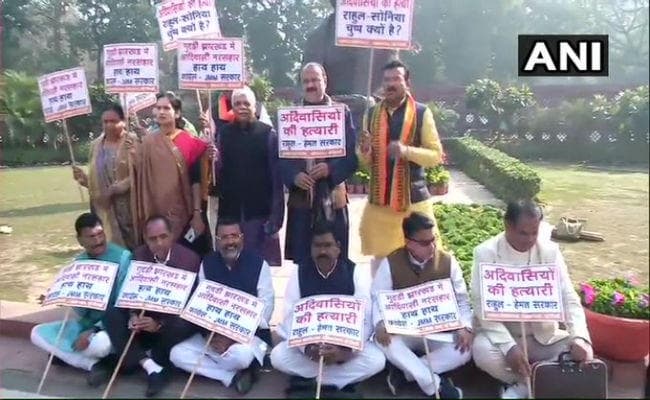 चाईबासा नरसंहार: संसद भवन परिसर में झारखंड के सांसदों का धरना, तख्ती में लिखा-आदिवासियों की हत्यारी, हेमंत सरकार