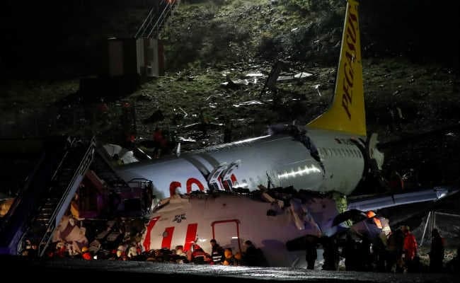 तुर्की में लैंडिंग के दौरान विमान रनवे से फिसला और तीन टुकड़ों में बंट गया, 52 यात्री घायल