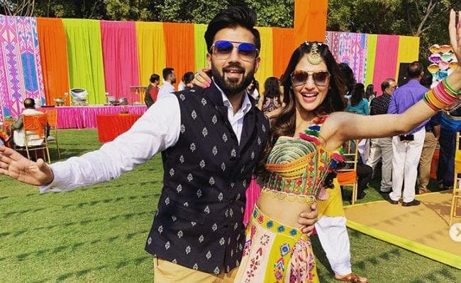 Photo: ट्रेडिशनल लुक में छाईं नुसरत जहां, पति संग शादी में जमकर किया डांस