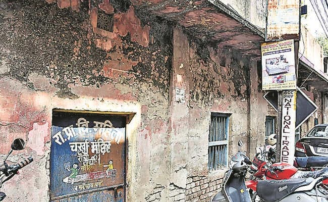 जर्जर होने लगे बंद पड़े स्कूल भवन, कहीं बांध रहे मवेशी, कहीं जमा लिया कब्जा