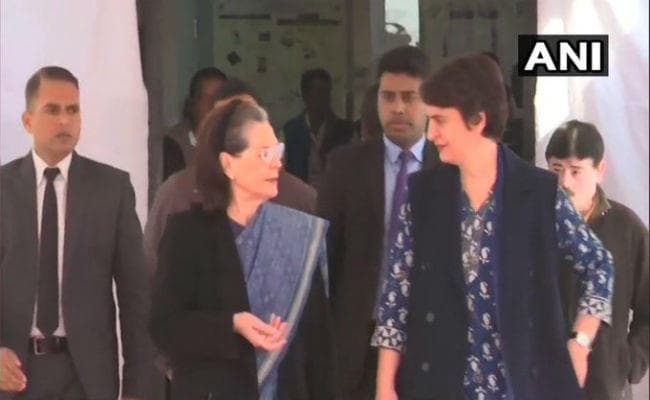 #DelhiElection2020 : सोनिया, प्रियंका और राहुल गांधी ने किया मतदान, बोलीं प्रियंका मतदान जरूरी