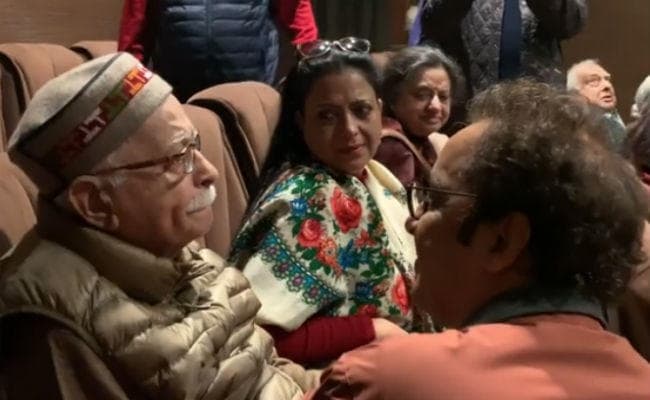 कश्मीरी पंडितों पर बनी फिल्म ''शिकारा'' देख भावुक हुए लालकृष्ण आडवाणी, VIDEO