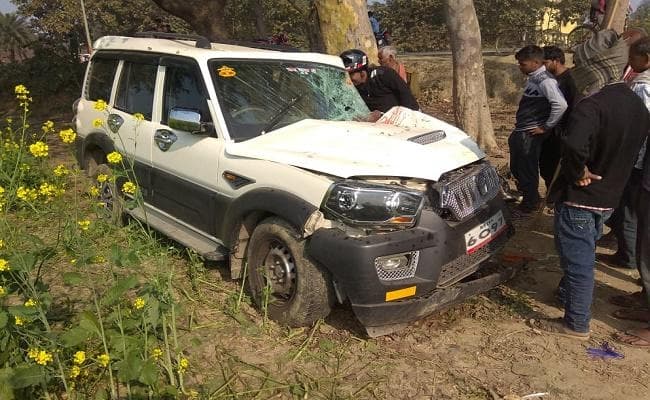 बिहार : सीवान में बरातियों से भरी स्कॉर्पियो पेड़ से टकरायी, एक की मौत, आधा दर्जन युवक घायल