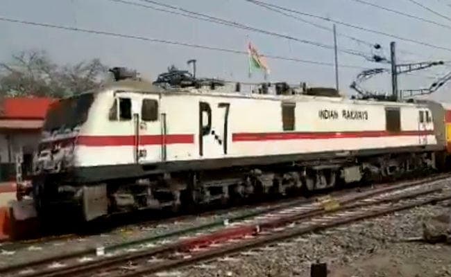 मेन लाइन पर 130 किमी की स्पीड से चलेगी ट्रेन, JHAJHA से DDU 387 किमी मात्र 3:50 घंटे में! …देखें वीडियो