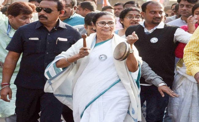 सीएए-एनआरसी जानकारी जमा करने के लिए हो रहा है बैंकों, डाकघरों का इस्तेमाल : ममता