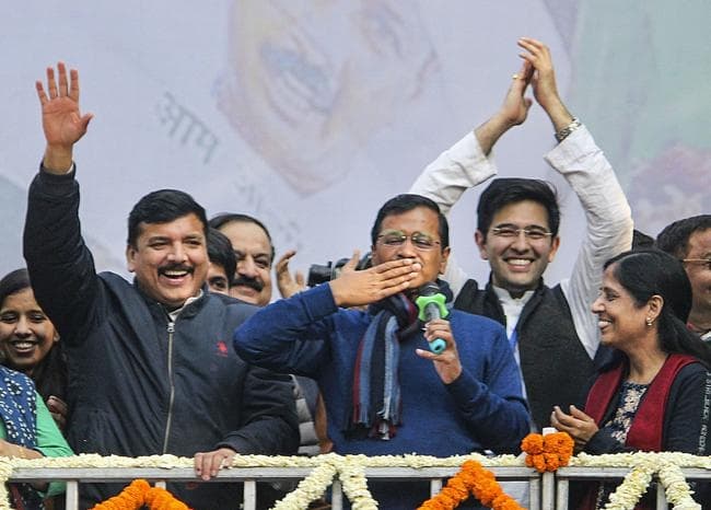 दिल्ली फिर हुई ”आप” की, कार्यकर्ताओं ने यूं मनाया जश्न दिल्ली फिर हुई ”आप” की, कार्यकर्ताओं ने यूं मनाया जश्न