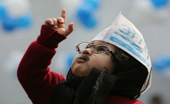 अरविंद केजरीवाल के शपथग्रहण में शामिल होगा ‘बेबी मफलरमैन’, पार्टी ने ट्वीट किया-Suit up Junior!