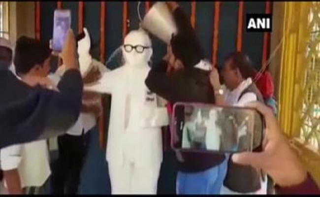 गिरिराज सिंह ने अंबेडकर प्रतिमा पर किया माल्यार्पण, विरोधियों ने गंगाजल से धोकर किया पवित्र