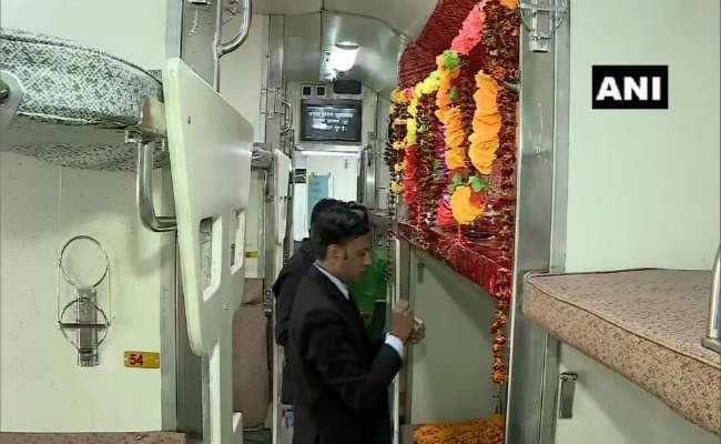 Kashi Mahakal Express Seat Reserve: भगवान शिव के लिए एक सीट रिजर्व, मंदिर की तरह सजाया गया