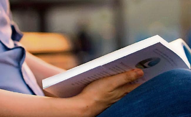 डीडीइ का स्टडी मेटेरियल अपडेट नहीं, छात्रों को हो रही परेशानी, मार्केट से किताब लेकर करनी पड़ रही पढ़ाई