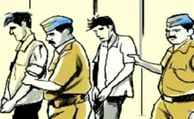 तीन युवक गिरफ्तार, पांच मोबाइल सिमकार्ड, एटीएम व पासबुक बरामद