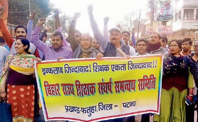 आज से डीइओ कार्यालय का घेराव करेंगे शिक्षक