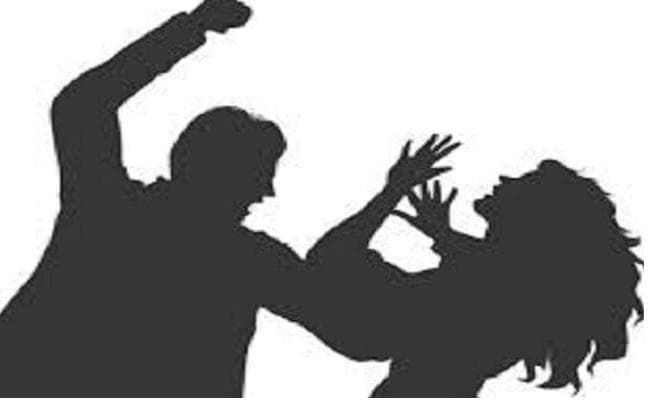 हथियार दिखाकर नाबालिग ने पकड़ा महिला का हाथ, पुलिस ने किया गिरफ्तार