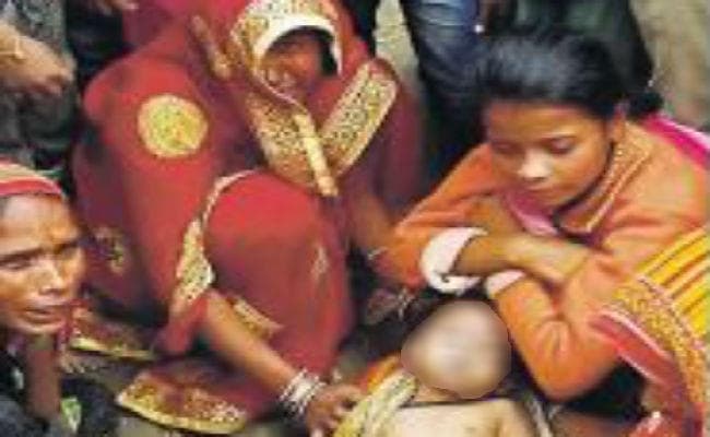 खेल रही ढाई साल की बच्ची हो गयी गायब, पोखर में मिला शव