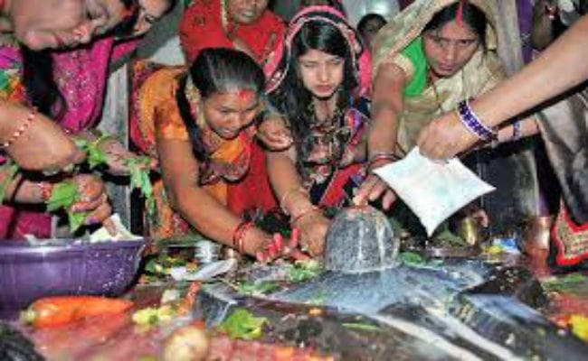 महाशिवरात्रि पर शिवालयों में उमड़ी श्रद्धालुओं की भीड़