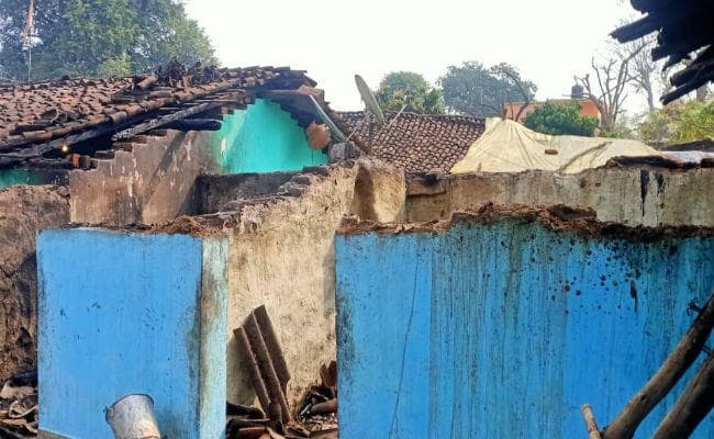 सिमडेगा : आधी रात को कई घरों में लगी आग, एक घर जलकर खाक, लाखों का नुकसान