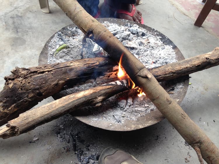 Weather News: पछवा हवा ने यूपी के इन हिस्सों में बढ़ाई ठंड, लखनऊ-नोएडा में शीतलहर शुरू, जानें अपने शहर का हाल