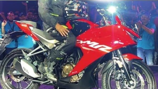 Video: 29 अगस्त को लॉन्च होगी Hero Karizma XMR, टीजर में नजर आए रितिक रोशन Video: 29 अगस्त को लॉन्च होगी Hero Karizma XMR, टीजर में नजर आए रितिक रोशन