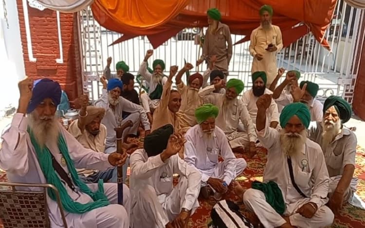 पंजाब: 'पुलिस के बल प्रयोग करने पर भी हिलेंगे नहीं', PSPCL के बाहर धरना दे रहे किसानों ने दी चेतावनी