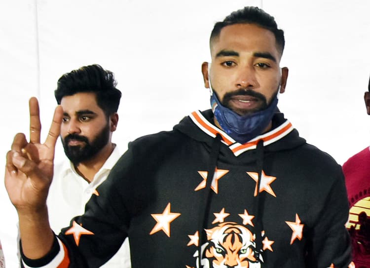 Team India News : घर पहुंचते ही सीधे पिता की कब्र पर पहुंचे मोहम्मद सिराज, तसवीरें देख हो जाएंगे भावुक