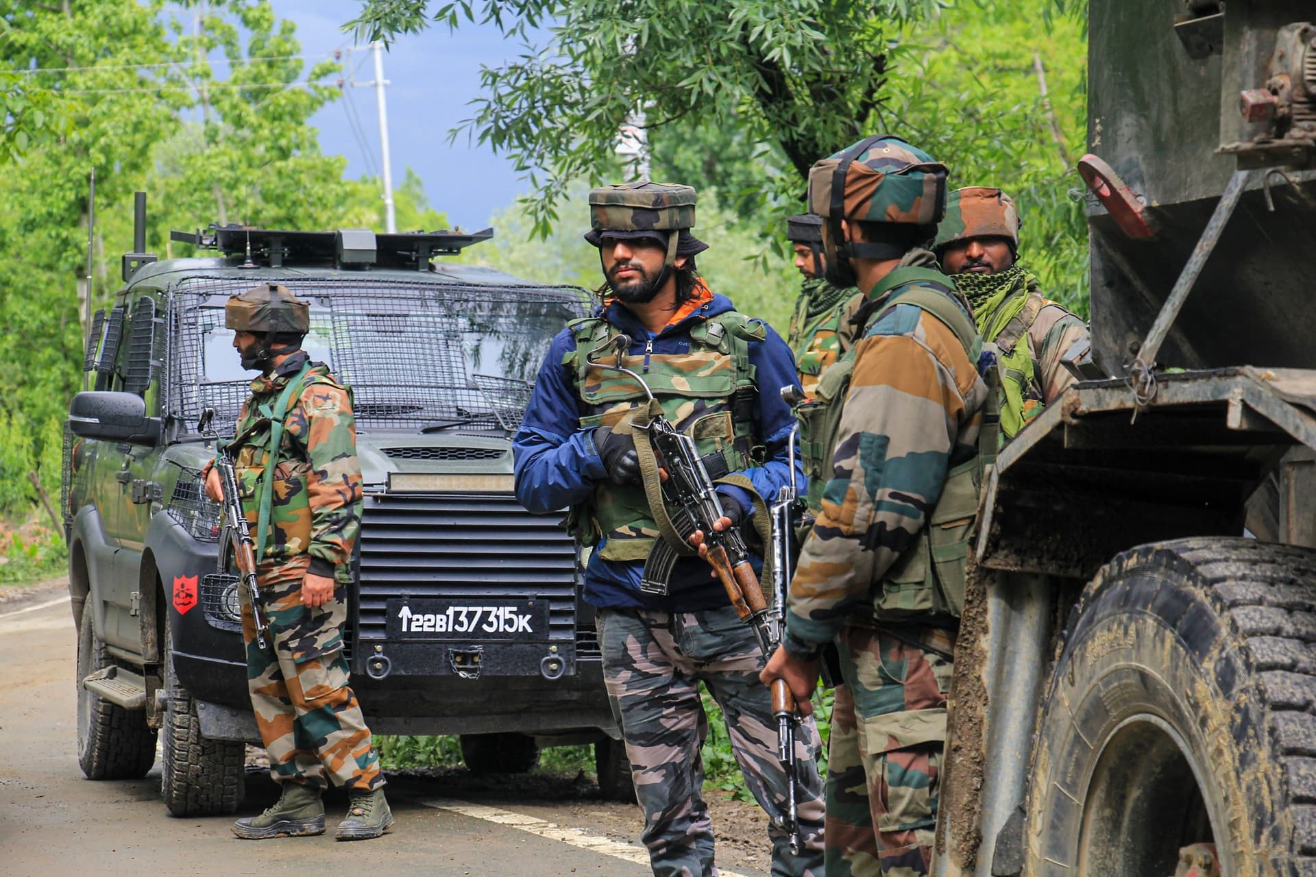 Jammu-Kashmir : वाहन में विस्फोट, 3 जवान घायल, जानें कैसे हुआ धमाका