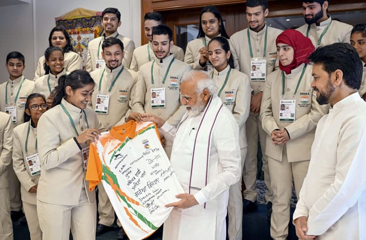 PM नरेंद्र मोदी ने थॉमस कप और उबर कप विजेताओं से की मुलाकात, सबसे छोटी उन्नति ने सवाल का दिया मजेदार जवाब