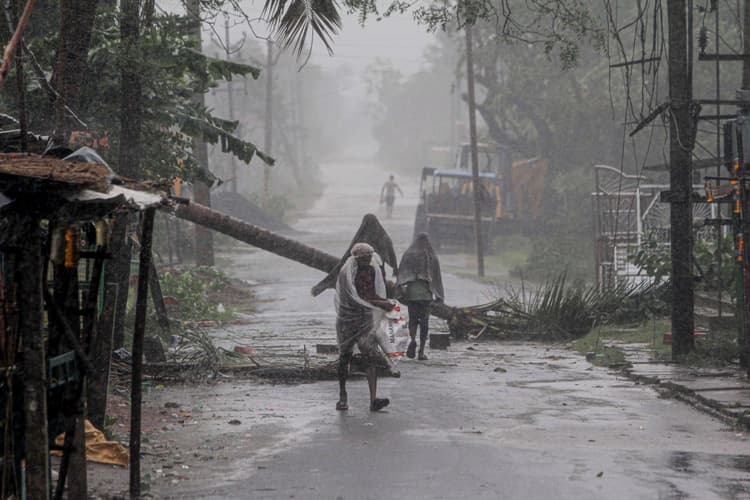 Cyclone Amphan Tracking : बंगाल में 72 लोगों की मौत, मुख्यमंत्री ममता ने मृतकों के परिजनों को 2.5 लाख मुआवजे की घोषणा की