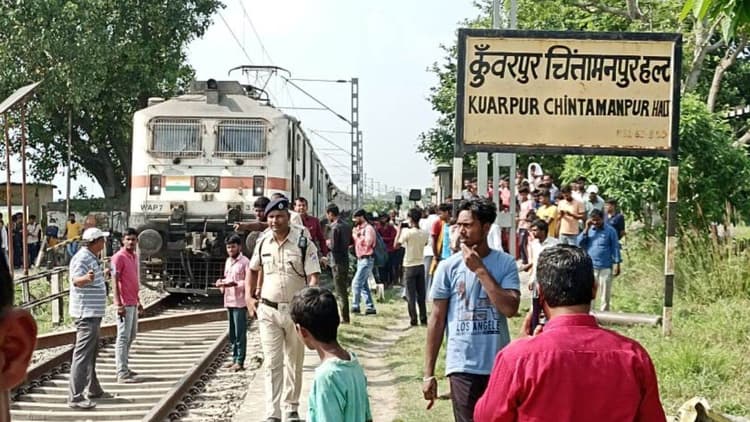 हादसे से बाल-बाल बची सप्तक्रांति एक्सप्रेस, पटरियों पर लोहे का पोल देख ड्राइवर ने लगायी इमरजेंसी ब्रेक