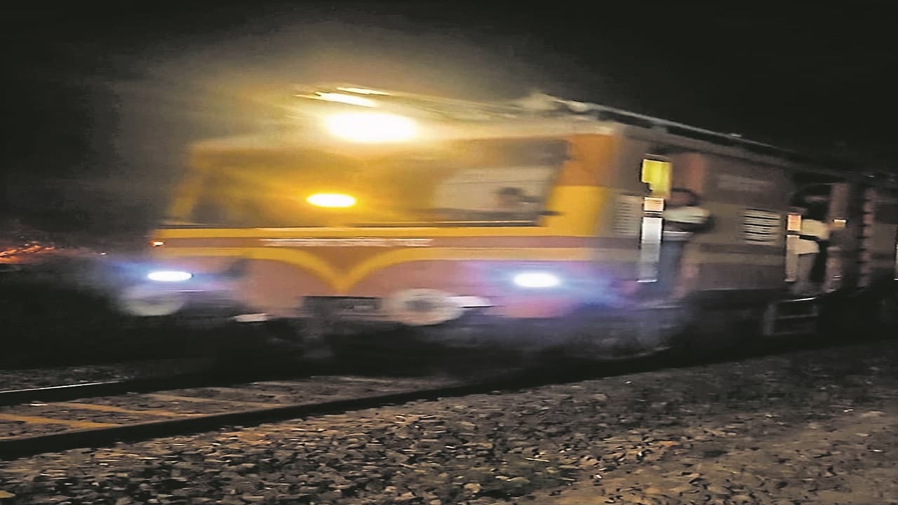 Indian Railways: рд░рдХреНрд╕реМрд▓ рдкреИрд╕реЗрдВрдЬрд░ рдХрд╛ рдкреЗрдВрдЯреЛ рдЯреВрдЯрд╛, рджреЛ рдШрдВрдЯреЗ рдкреНрд░рднрд╛рд╡рд┐рдд рд░рд╣рд╛ рдкрд░рд┐рдЪрд╛рд▓рди, рдбреАрдЖрд░рдПрдо рдиреЗ рджрд┐рдпреЗ рдЬрд╛рдВрдЪ рдХреЗ рдЖрджреЗрд╢