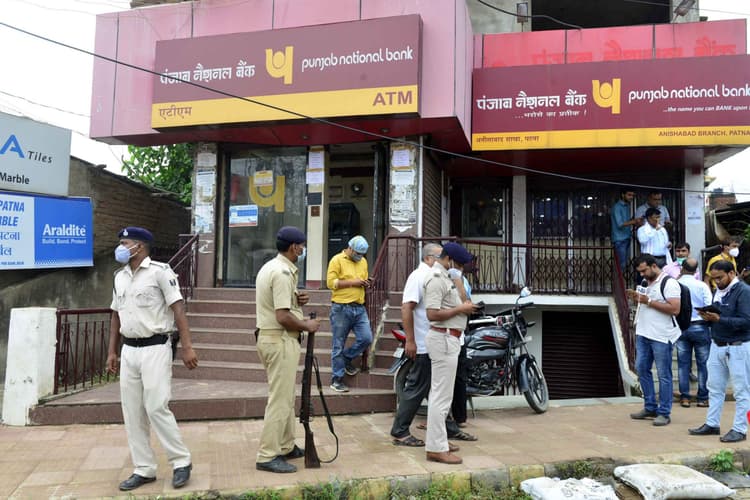 पटना PNB लूट : डकैतों ने महज 20 मिनट में बैग-शर्ट में भरे 52 लाख, लेकर हुए रफूचक्कर