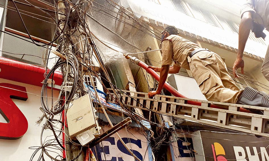 इलेक्ट्रॉनिक दुकान में लगी भीषण आग से एक करोड़ की संपत्ति स्वाहा, जानिये क्यों आग बुझाने में हुई इतनी परेशानी