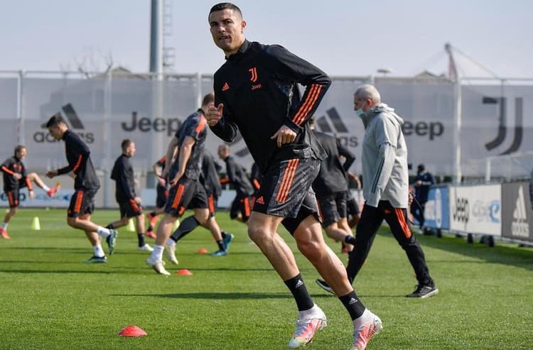 फुटबॉल इतिहास में सबसे ज्यादा गोल करने वाले खिलाड़ी बने रोनाल्डो, जानिए महान फुटबॉलर पेले ने इसपर क्या कहा...