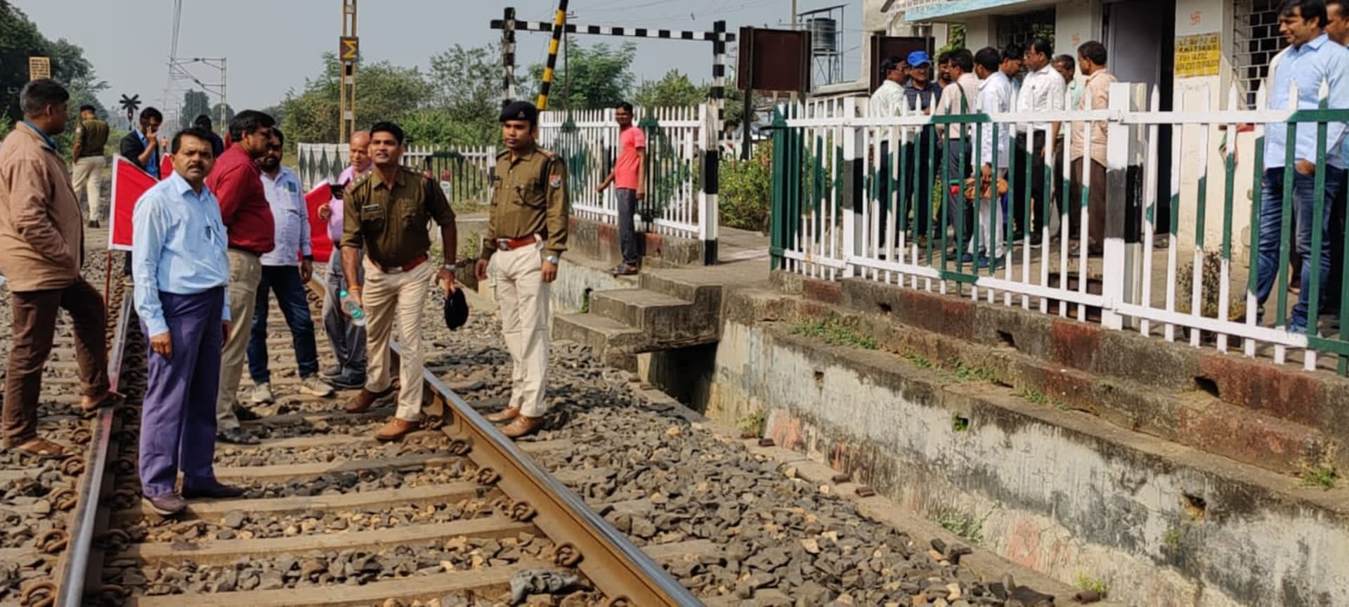 मॉक ड्रिल : रेलवे गेट पार कर रही स्कूल वैन को डीजल इंजन ने मारी टक्कर, मची अफरातफरी