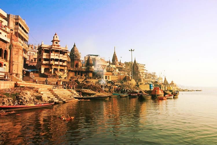 वाराणसी : गंगा में साबुन लगाकर नहाना और कचरा फेंकना पड़ सकता है भारी, प्रशासन ने उठाये ये कदम