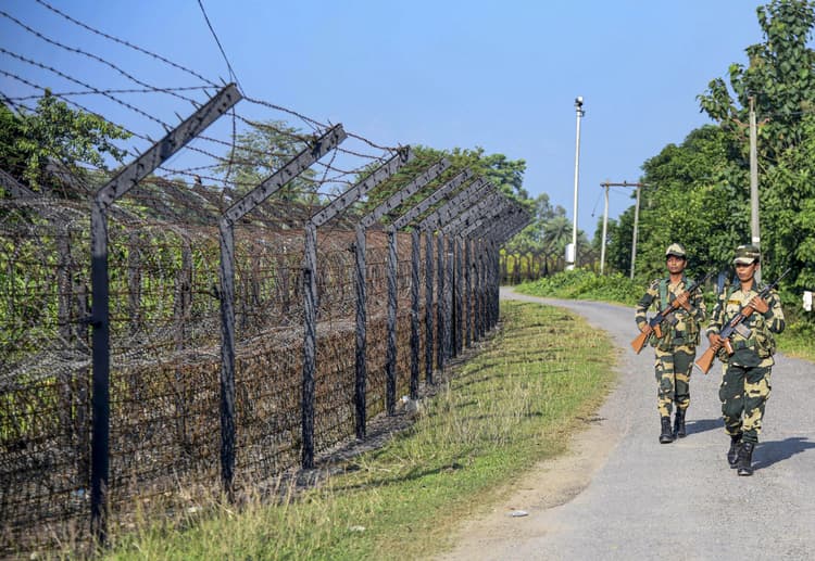 नवाज शरीफ के लौटने के बाद अपने रंग में लौटा पाकिस्तान, बिना उकसावे की गोलीबारी, मिला मुंहतोड़ जवाब